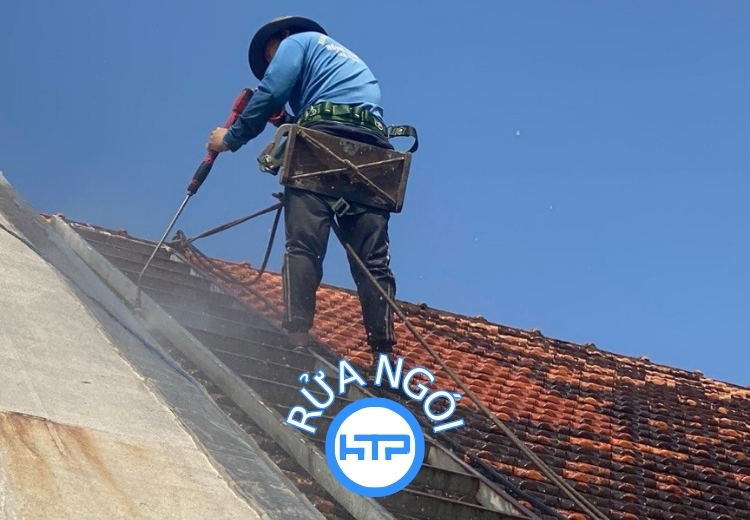 Thợ HTP đảm bảo kỹ thuật an toàn và kỹ thuật chuyên nghiệp để vệ sinh mái ngói